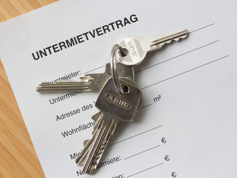 Der BGH hat sich mit der Frage befasst, ob ein Vermieter einen Wohnraummietvertrag kĂŒndigen darf, wenn der Mieter die Wohnung gewinnbringend untervermietet. (Symbolbild) - Foto: Fernando Gutierrez-Juarez/dpa