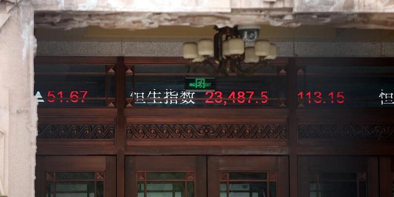 Chinesische Börsenkurse auf einem Laufband (Archiv) - Foto: via dts Nachrichtenagentur