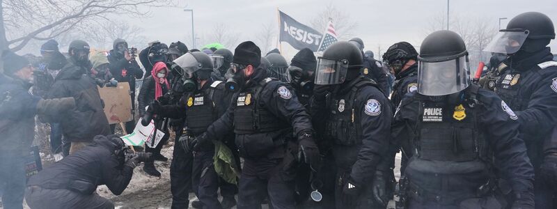 Bundesbeamte der Einwanderungsbehörde ICE sind hier bei einer Demonstration in Minneapolis zu sehen. - Foto: Adam Gray/AP/dpa