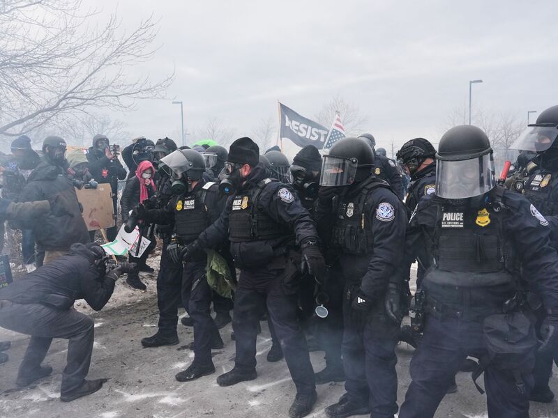 Bundesbeamte der Einwanderungsbehörde ICE sind hier bei einer Demonstration in Minneapolis zu sehen. - Foto: Adam Gray/AP/dpa