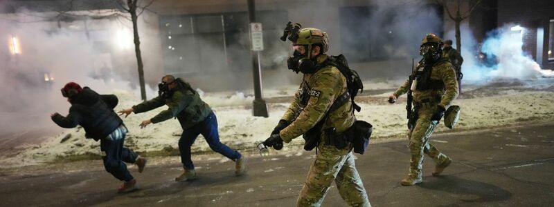 ICE-Beamte setzen auch Tränengas ein. - Foto: Adam Gray/AP/dpa