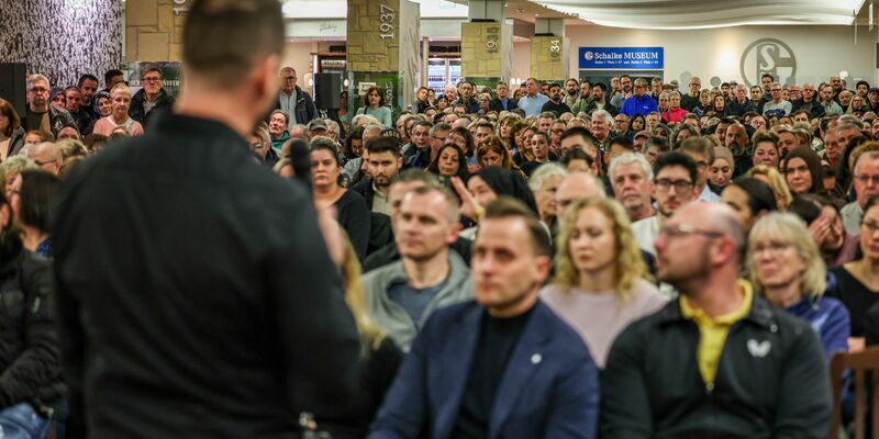 Der Rechtsanwalt Daniel Kuhlmann hat nach dem Gelsenkirchener Sparkassen-Einbruch nach eigenen Angaben erste Klagen gegen die Bank eingereicht. - Foto: Christoph Reichwein/dpa