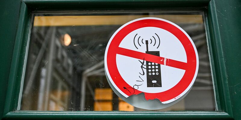 Schulschluss für Smartphones: Schweden plant ein Handyverbot an allen Schulen bis zur neunten Klasse. (Archivbild) - Foto: Jens Kalaene/dpa