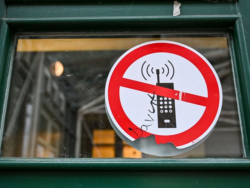 Schulschluss für Smartphones: Schweden plant ein Handyverbot an allen Schulen bis zur neunten Klasse. (Archivbild) - Foto: Jens Kalaene/dpa