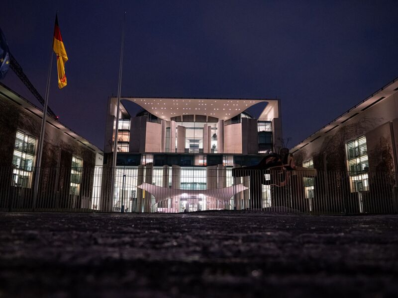 Beim abendlichen Treffen im Kanzleramt ging es auch um den Schutz vor Stromausfällen.  - Foto: Fabian Sommer/dpa