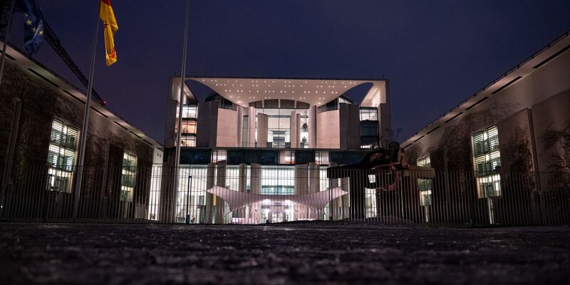 Beim abendlichen Treffen im Kanzleramt ging es auch um den Schutz vor Stromausfällen. - Foto: Fabian Sommer/dpa