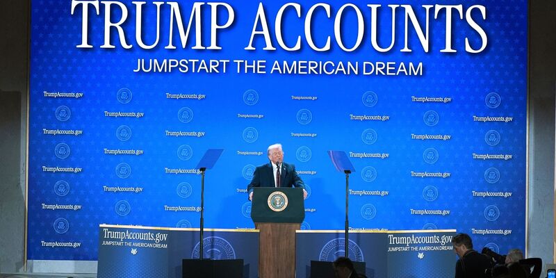 Der US-Präsident machte bei einer Veranstaltung des Finanzministeriums Werbung für die «Trump Accounts» - Foto: Jacquelyn Martin/AP/dpa