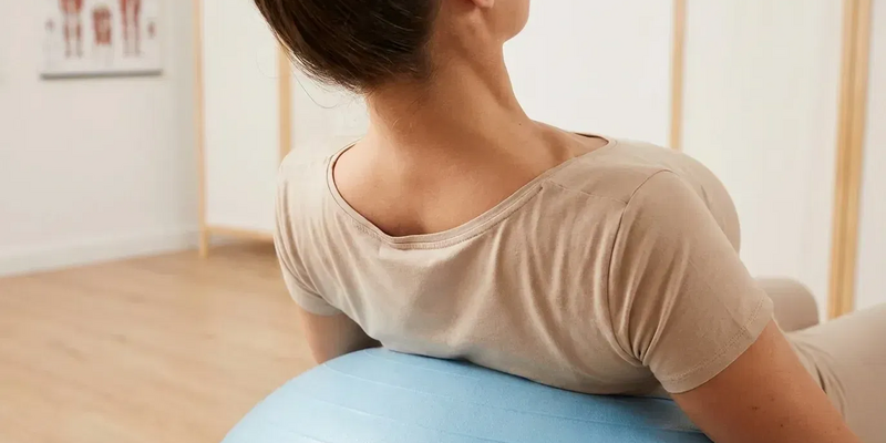 Nackenschmerzen? Der Fehler sitzt oft im Brustkorb - Foto: über boerse-global.de