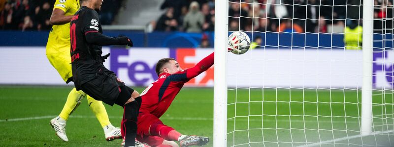 Malik Tillman trifft zum Tor.  - Foto: Marius Becker/dpa