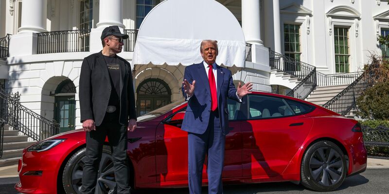 Selbst US-Präsident Trump (r) kaufte Tesla-Chef Musk ein Model S medienwirksam ab. (Archivbild) - Foto: -/Pool/AP/dpa