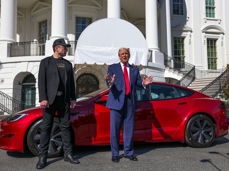Selbst US-Präsident Trump (r) kaufte Tesla-Chef Musk ein Model S medienwirksam ab. (Archivbild) - Foto: -/Pool/AP/dpa