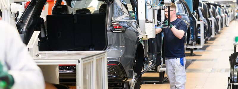 Autoindustrie in der Krise? Hersteller machen weiter Milliardengewinne. (Archivbild) - Foto: Julian Stratenschulte/dpa