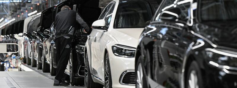 Mercedes-Produktion in Sindelfingen. Gerade im Premiumsegment ist die deutsche Autoindustrie stark. (Archivbild) - Foto: Bernd Weißbrod/dpa