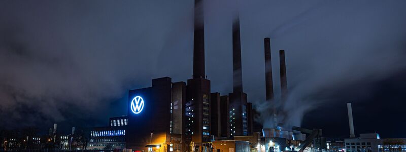 Der Stammsitz von Volkswagen in Wolfsburg hat die größte Autoproduktion Deutschlands. (Archivbild) - Foto: Moritz Frankenberg/dpa