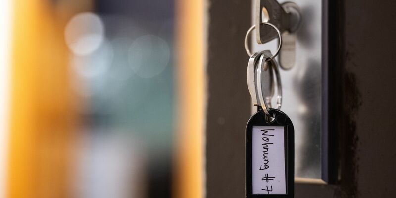 Auf der Suche nach einer neuen Wohnung bewarb sich eine Frau im Internet auf ein Inserat. (Symbolbild) - Foto: Sebastian Gollnow/dpa