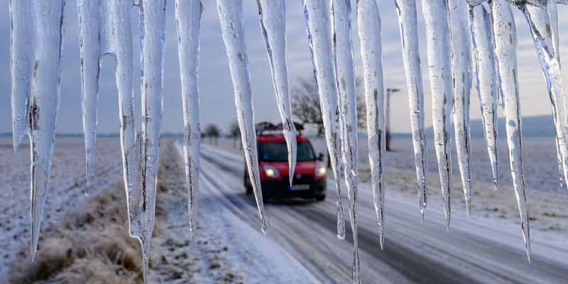 Auch am Donnerstag kann es wieder glatt werden. - Foto: Patrick Pleul/dpa