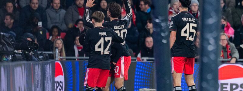 Jamal Musiala jubelt nach seinem Tor, flankiert von Lennart Karl (l) und Aleksandar Pavlovic. - Foto: Rolf Vennenbernd/dpa