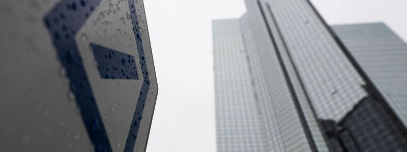 Gute Zahlen, aber erneuter Ärger mit der Justiz: Deutsche Bank zieht Bilanz. - Foto: Boris Roessler/dpa