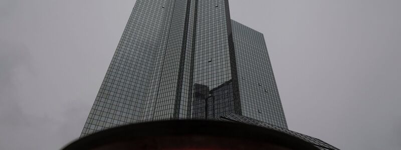 Am Tag vor der Bilanzvorlage fand im Hauptsitz der Bank in Frankfurt eine Razzia des BKA wegen des Verdachts der Geldwäsche statt. - Foto: Boris Roessler/dpa