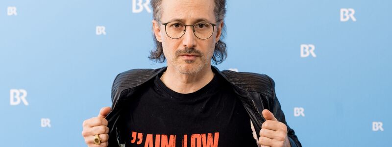 Michael Ostrowski wird durch die neun Live-Shows führen. (Archivbild) - Foto: Tobias Hase/dpa