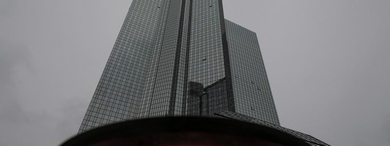 Am Tag vor der Bilanzvorlage fand im Hauptsitz der Bank in Frankfurt eine Razzia des BKA wegen des Verdachts der Geldwäsche statt. - Foto: Boris Roessler/dpa