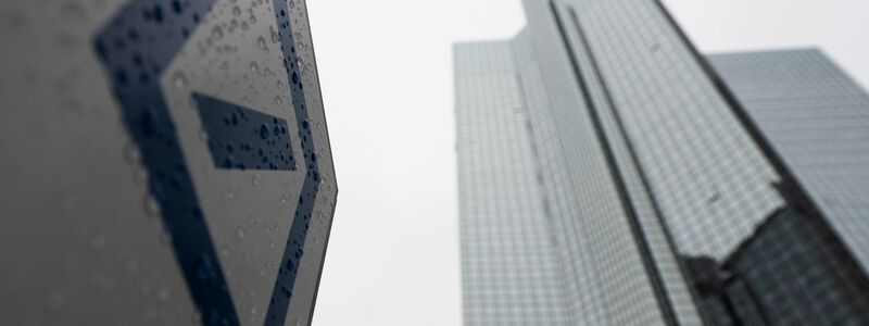 Gute Zahlen, aber erneut Ärger mit der Justiz: Deutsche Bank zieht Bilanz. - Foto: Boris Roessler/dpa