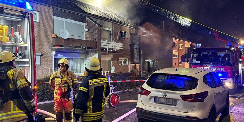 Feuerwehr Goch: Massives Feuer in Mehrfamilienhaus: 70jährige Frau erleidet Rauchgasvergiftung - Foto: presseportal.de