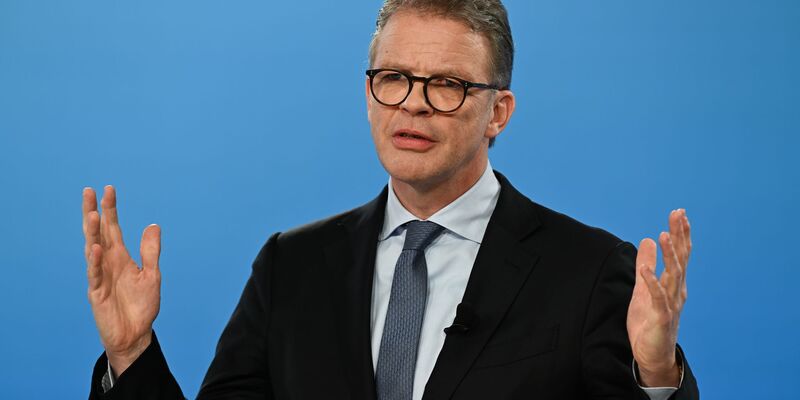 Nach Razzia wegen Geldwäscheverdachts: Konzernchef Sewing sagt Zusammenarbeit mit den Behörden zu. (Archivbild) - Foto: Arne Dedert/dpa