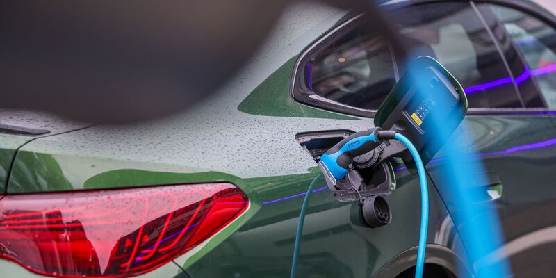 Auch dank eines hohen Elektroanteils hat BMW seine CO2-Flottenziele in Europa erreicht. (Archivbild) - Foto: Jan Woitas/dpa