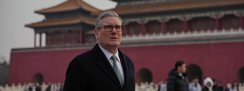 Starmer ist der erste britische Regierungschef seit acht Jahren, der nach China reist. - Foto: Kin Cheung/Pool AP/AP/dpa