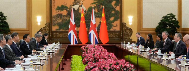 In der Großen Halle des Volkes trafen sich die Regierungsspitzen. - Foto: Vincent Thian/Pool AP/AP/dpa