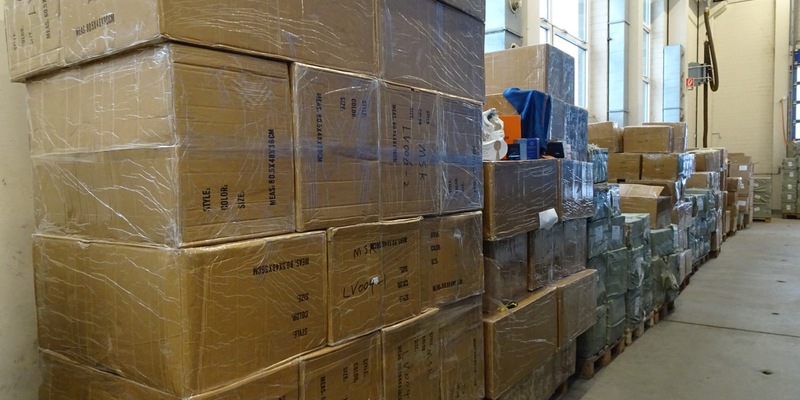 HZA-HST: Im Container wehte ein anderer Duft ./. Stralsunder Zoll verhindert Einfuhr zahlreicher gefälschter Waren - Foto: presseportal.de