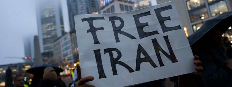 In vielen EU-Staaten fordern Menschen seit Wochen neue Sanktionen gegen Verantwortliche für die Gewalt im Iran. Nun gibt es einen ersten Beschluss. (Archivbild) - Foto: Boris Roessler/dpa