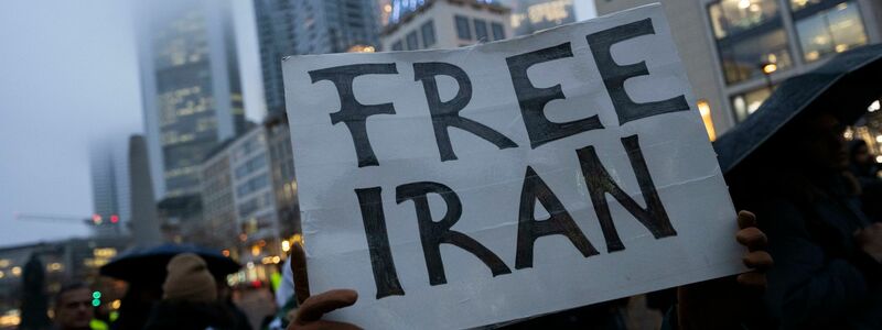 In vielen EU-Staaten fordern Menschen seit Wochen neue Sanktionen gegen Verantwortliche für die Gewalt im Iran. Nun gibt es einen ersten Beschluss. (Archivbild) - Foto: Boris Roessler/dpa