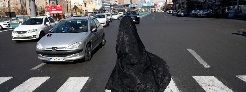 Eine Frau überquert eine Kreuzung in der Innenstadt von Teheran. (Archivbild) - Foto: Vahid Salemi/AP/dpa