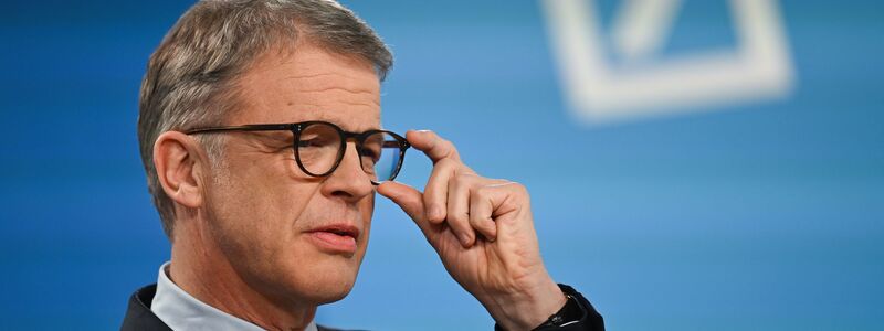 Verspricht nach der Razzia Aufklärung, will sich davon aber nicht bremsen lassen: Deutsche-Bank-Chef Christian Sewing. - Foto: Florian Wiegand/dpa