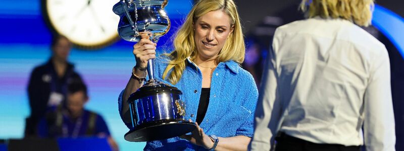 Vor den Frauen-Halbfinals brachte Angelique Kerber den Siegerpokal in die Rod Laver Arena. - Foto: Frank Molter/dpa