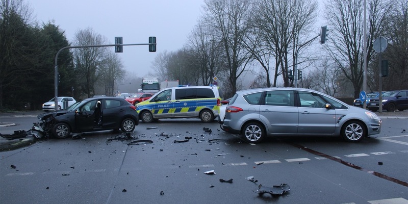POL-DN: Verkehrsunfall an Kreuzung in Jülich - Zwei Personen leicht verletzt - Foto: presseportal.de