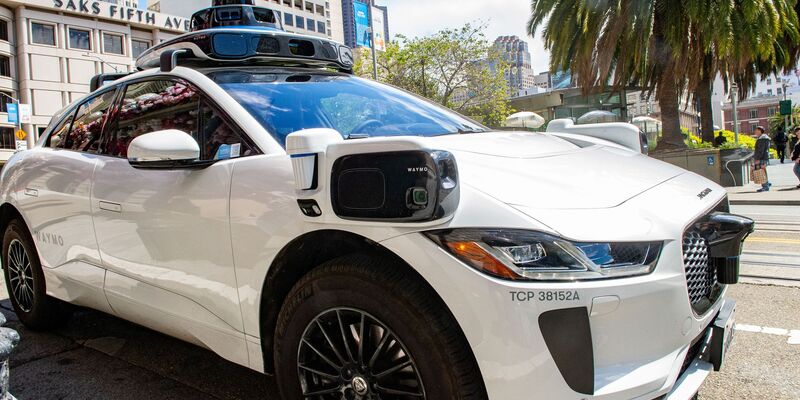 Waymo hat bereits fahrerlose Robotaxis in mehreren US-Städten. (Archivbild)  - Foto: Andrej Sokolow/dpa