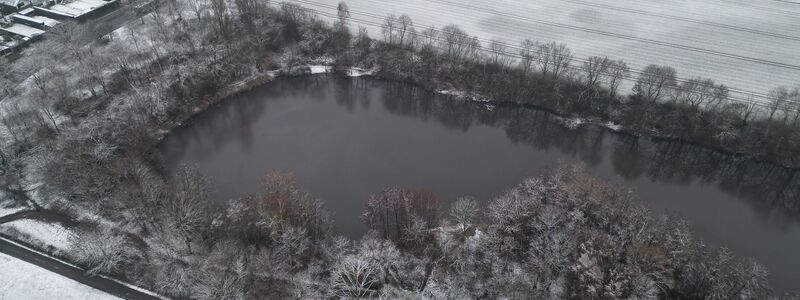Die Leiche wurde in der Nähe eines Sees gefunden. - Foto: -/dpa