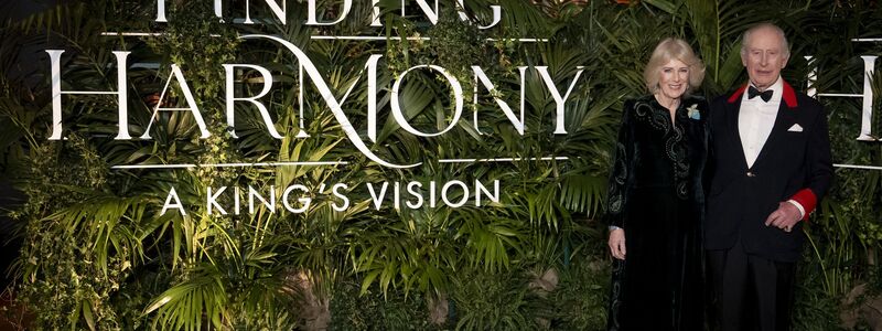 Der König und die Königin feiern Premiere. - Foto: Aaron Chown/PA Wire/dpa