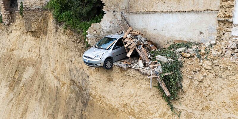 Die Lage in der von einem massiven Erdrutsch bedrohten Stadt Niscemi auf Sizilien spitzt sich weiter zu. - Foto: Andrea Petrelli/IPA via ZUMA Press/dpa