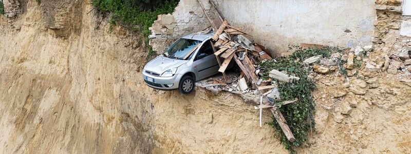 Mehrere Häuser in Niscemi stehen am Abgrund.  - Foto: Andrea Petrelli/IPA via ZUMA Press/dpa