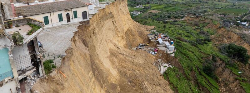 Wie ein Schwamm hat sich die Erde unter Niscemi vollgesogen. - Foto: Andrea Petrelli/IPA via ZUMA Press/dpa