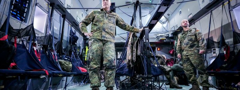 Nato-General Ingo Gerhartz im Truppentransporter A400M auf dem Weg ins südspanische Rota. - Foto: Kay Nietfeld/dpa