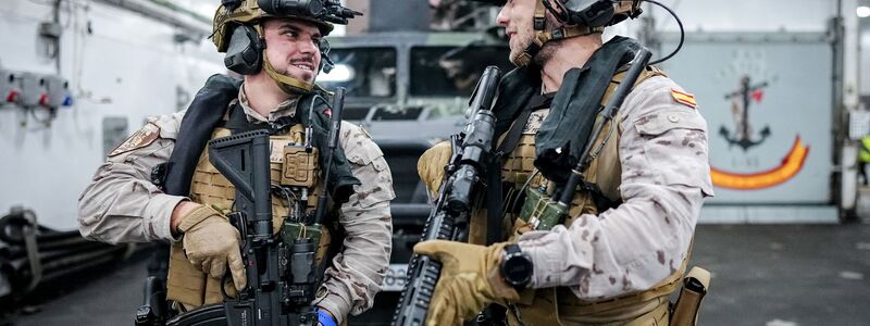 Spanische Soldaten auf dem Flagschiff «Bastille» üben das Aus- und Beladen von Fahrzeugen. - Foto: Kay Nietfeld/dpa