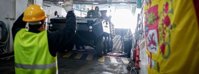 Ein Panzer wird vom Flagschiff auf ein Landeboot verladen.  - Foto: Kay Nietfeld/dpa