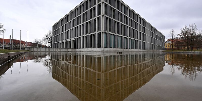 Das Bundesarbeitsgericht hat bereits in mehreren Grundsatzurteilen zum Tragen eines Kopftuchs am Arbeitsplatz entschieden. (Archivbild) - Foto: Martin Schutt/dpa