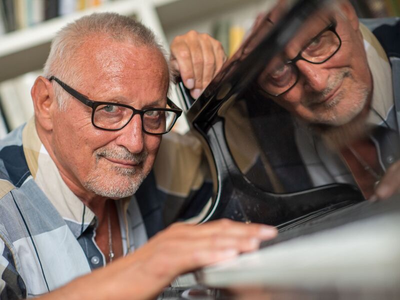 Klavierspielen kann Konstantin Wecker wegen Nervenschäden an der Hand laut eigenem Bekunden nicht mehr. (Archivbild) - Foto: Peter Kneffel/dpa