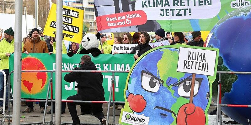 Demonstranten protestieren für Klimaschutz (Archiv) - Foto: via dts Nachrichtenagentur